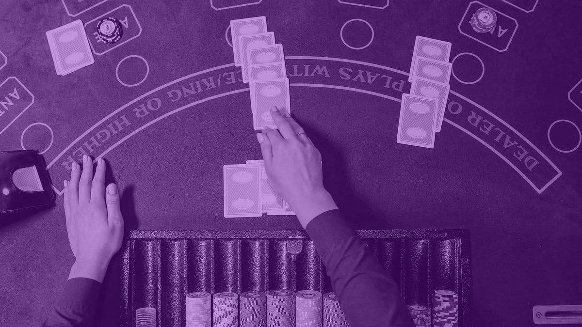 En dealer ser över korten i ett parti Blackjack online.