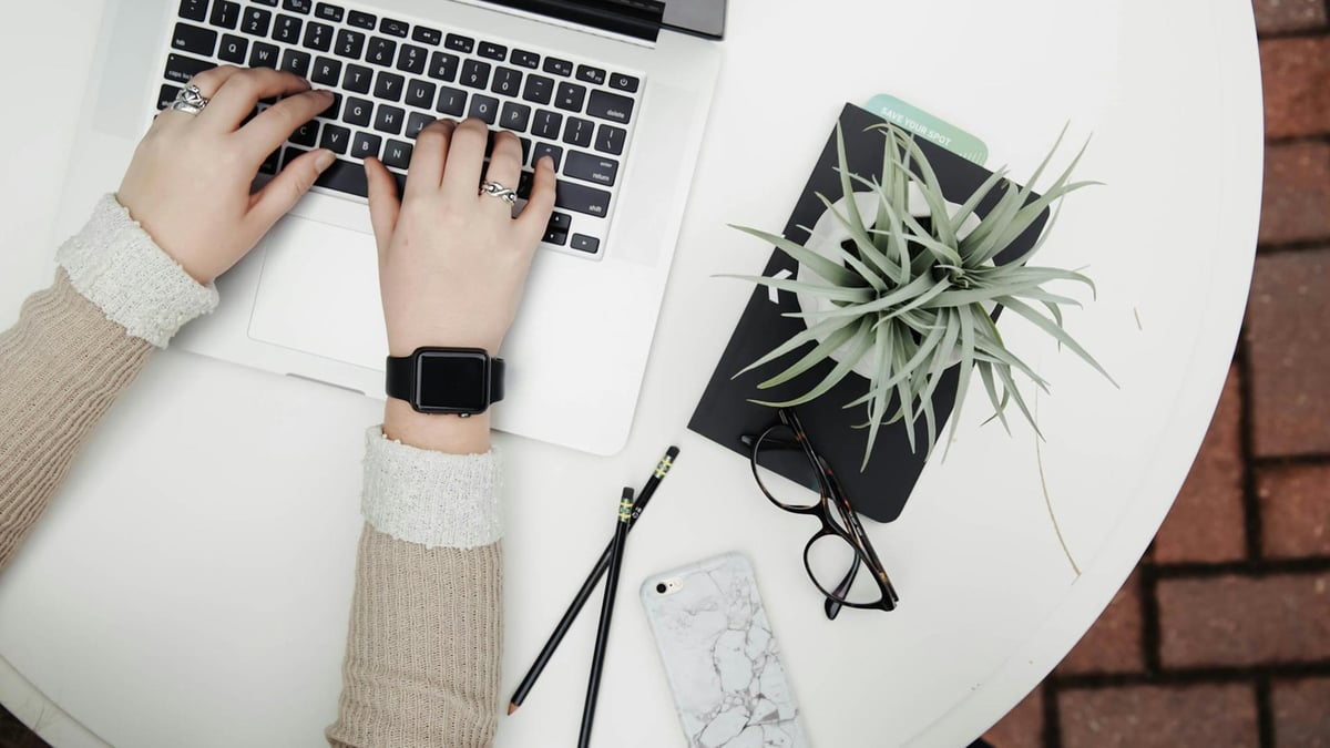 En person som besöker X3000 och läser om spellicens