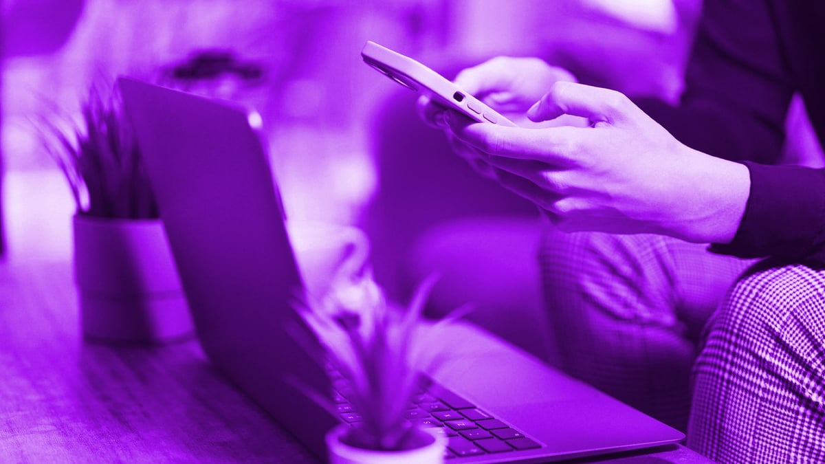 En person besöker X3000 på mobilen.