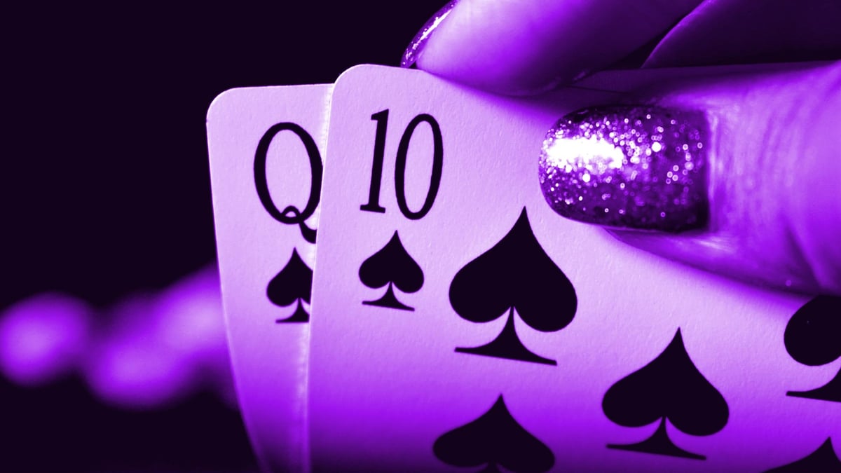 En bild på en spelare som har spader dam och spader tio på handen.