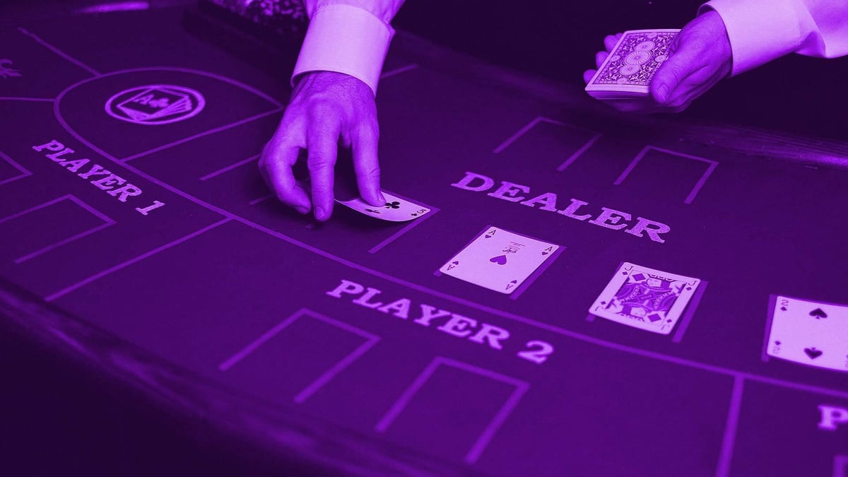 En dealer som lägger upp kort i Blackjack